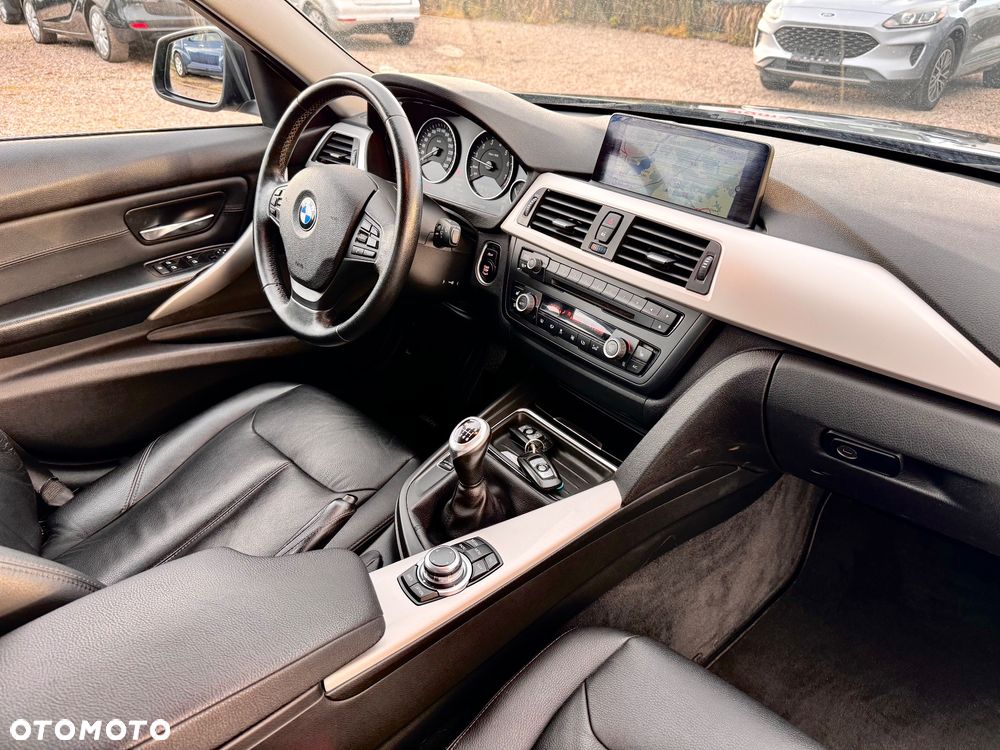 BMW Seria 3 320i Touring - 9