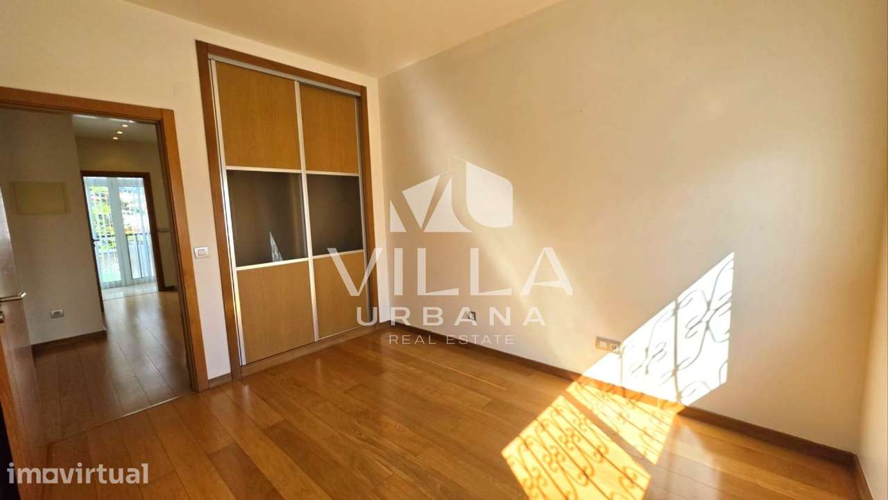 Moradia T3 +1 com Garagem localizada numa zona tranquila em Belverde - Grande imagem: 4/46