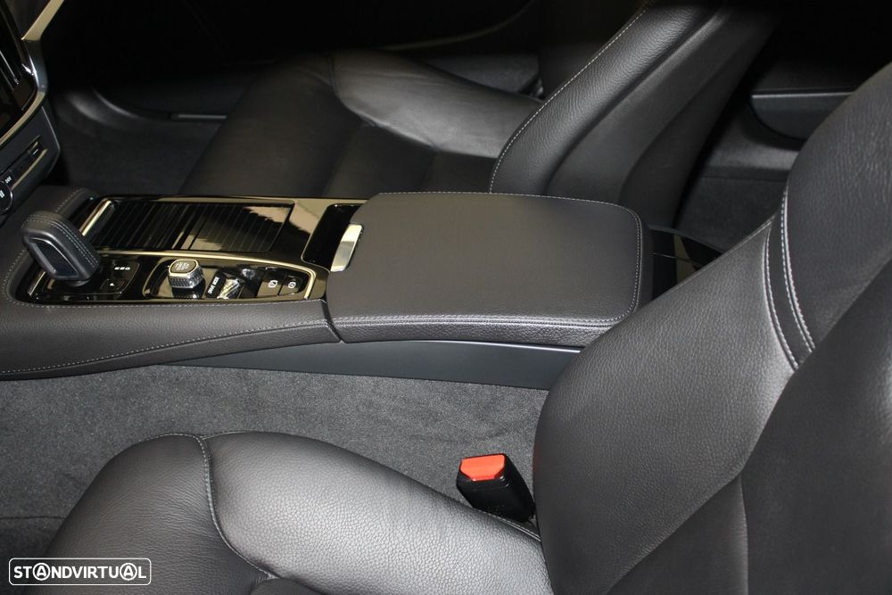 Volvo V90 2.0 T8 Momentum Plus AWD Geartronic - 23