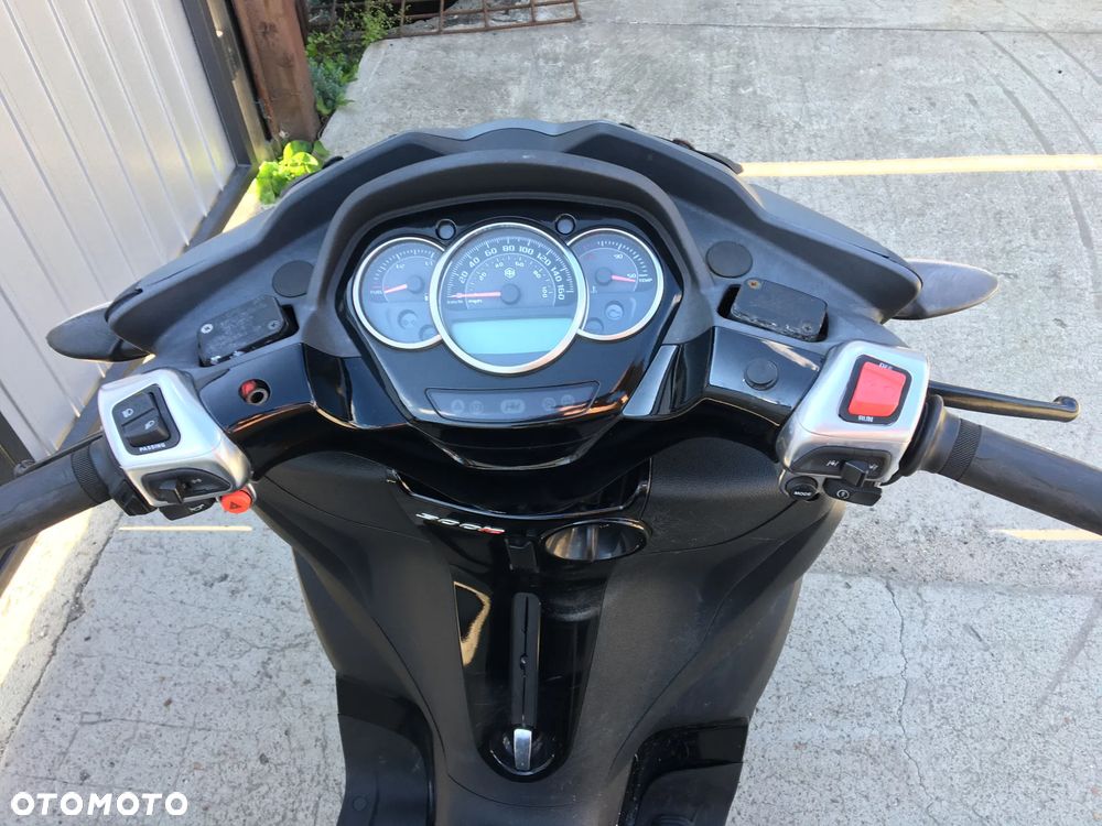 Piaggio MP-3 - 8