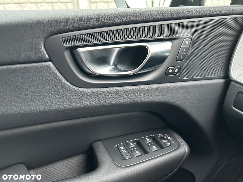 Volvo XC 60 B5 B AWD Plus Dark - 21