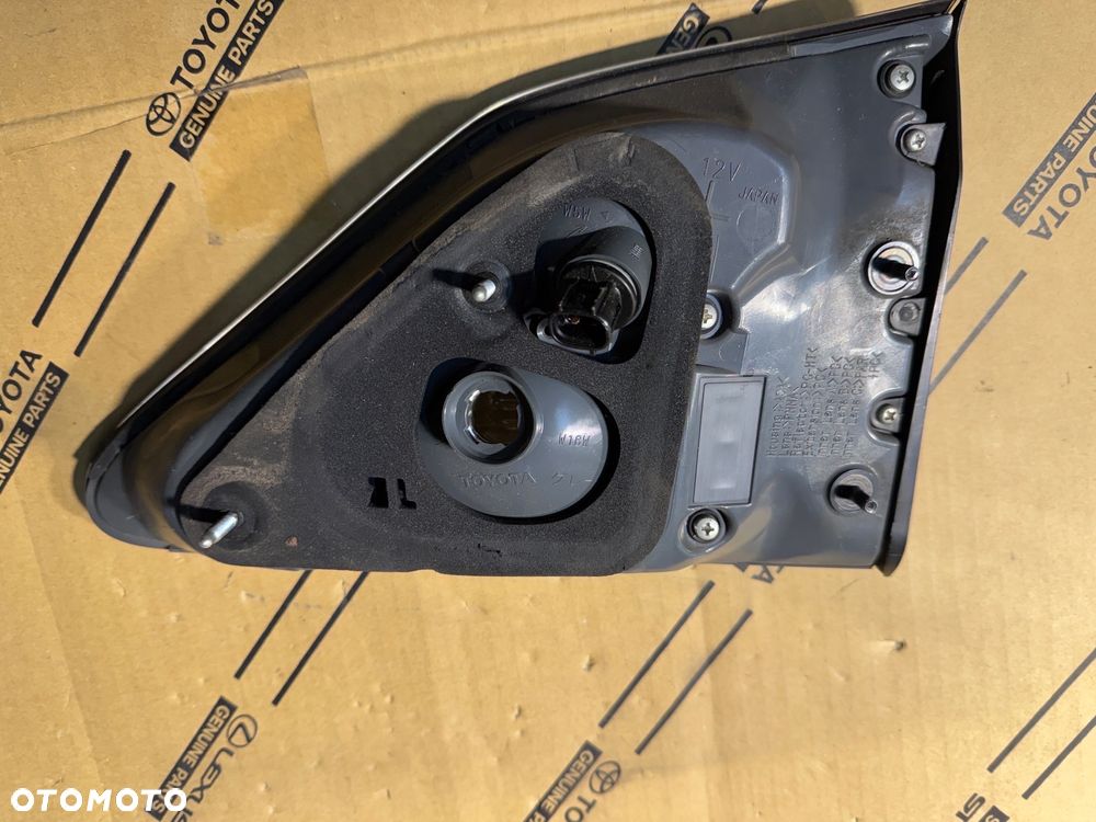 Lampa tylna lewa w klapę bagażnika Lexus RX450h 09-12r. - 2