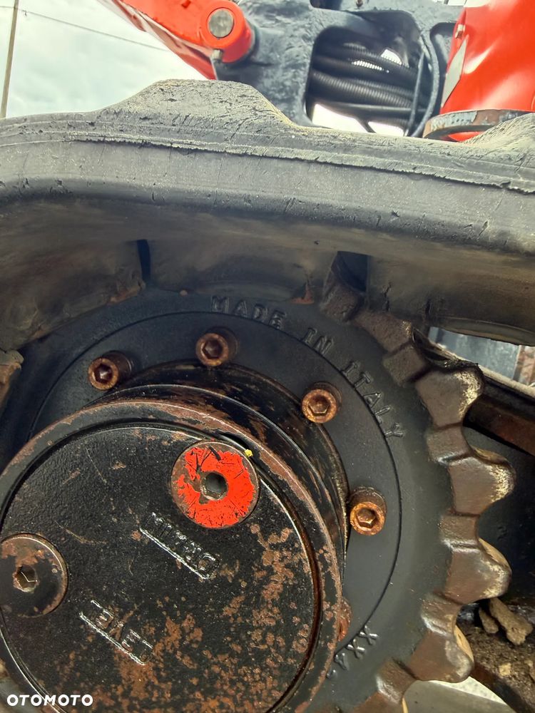Kubota KX016-4 Koparka Gąsienicowa 2 tony. DEKRA aktualna do 2026r. 3 łyżki.+ pług fabryczny do równania kruszywa lub odśnieżania. Szybkozłącze Hydrauliczne. zmiana łyżek bez wychodzenia z kabiny! Rozsuwane Hydr. podwozie! Sprowadzona z Gospodarstwa Norweskiego! Zero luzów i wycieków. Maszyna jak Nowa z Salonu! 2020 rok. 1000 mtg! Pełna Dokumentacja. Gąsienice bez zużycia! Łyżka Skarpowa+ 2 kopiące. szybka wolna jazda. Ani deka luzów i wycieków. OKAZJA  Dodatkowe sekcje Hydr. Po serwisach kolejny za 400 mtg! - 25