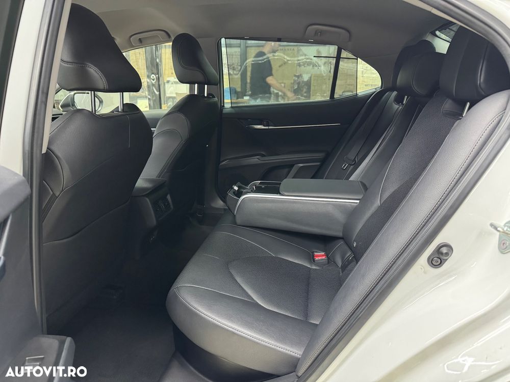 Toyota Camry 2.5 HEV Executive - 18