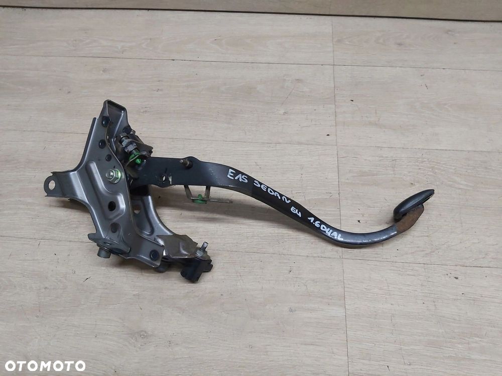 Toyota Corolla E15 pedał sprzęgła czujnik - 1