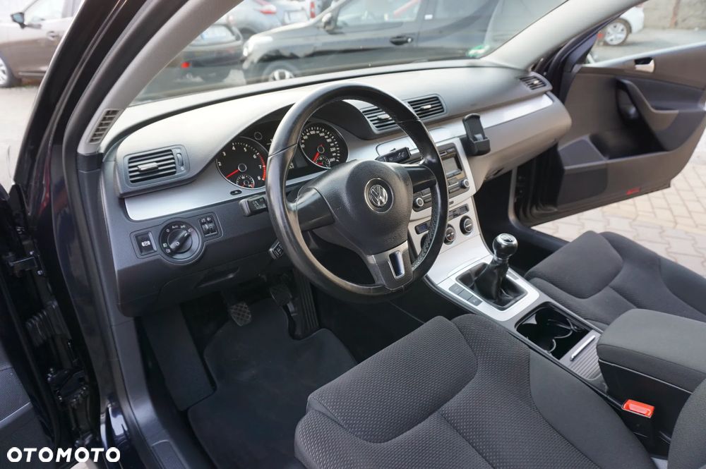 Volkswagen Passat 1.6 Comfortline Family - 21