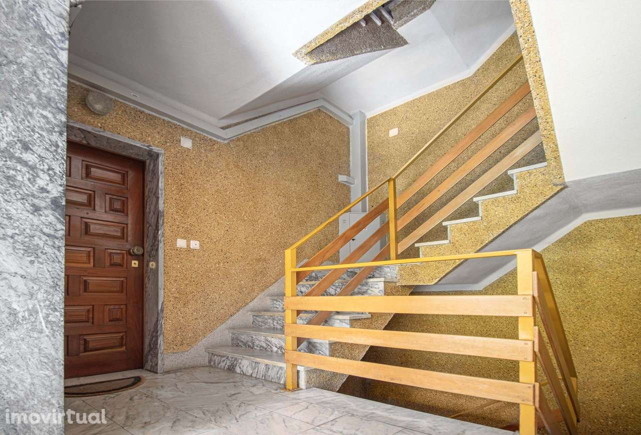 Charmoso T2 com cozinha equipada, lareira e muita luz natural. Um espa - Grande imagem: 4/26