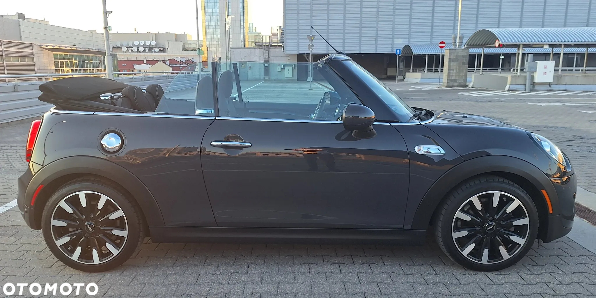 MINI Cooper S Cabrio Sidewalk - 12
