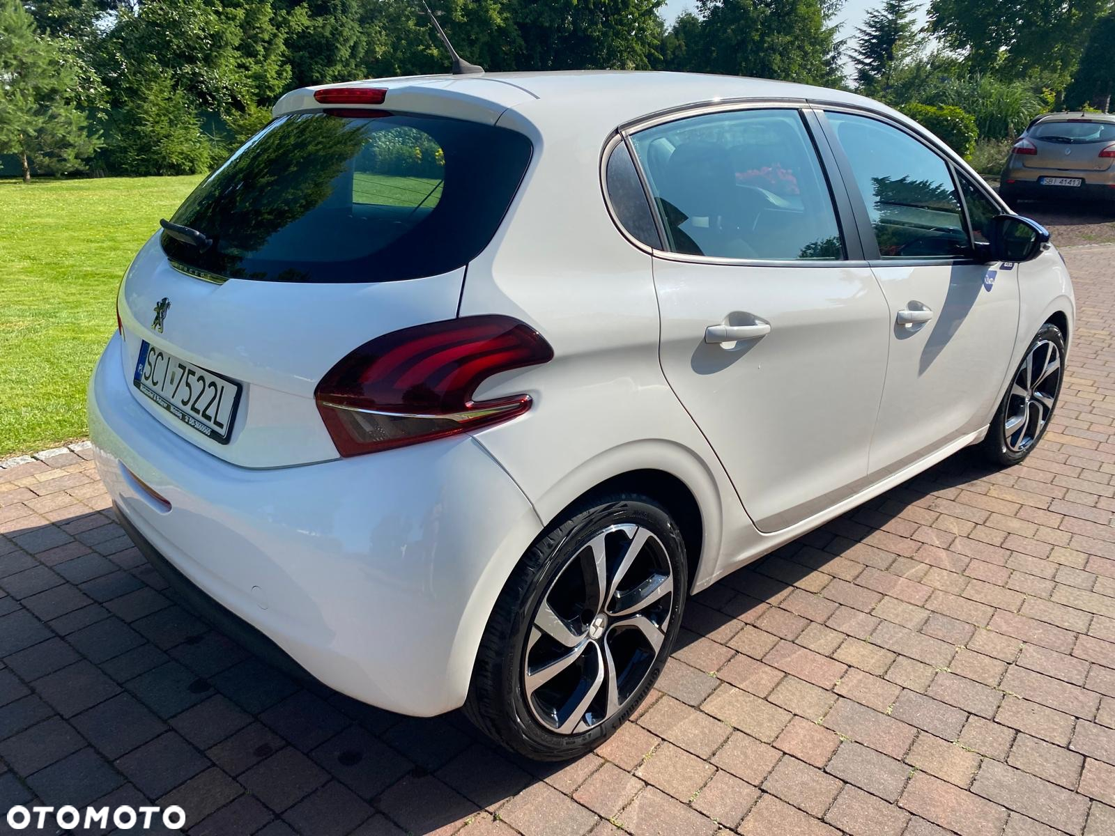 Peugeot 208 - 11