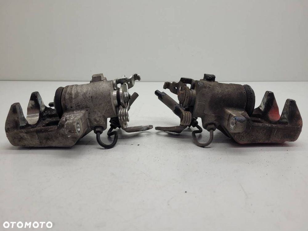 ZACISK HAMULCOWY TYŁ TYLNY LEWY PRAWY KOMPLET SEAT LEON II 1.6 B - 6