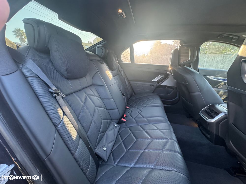 BMW i7 xDrive60 Pack Desportivo M - 14