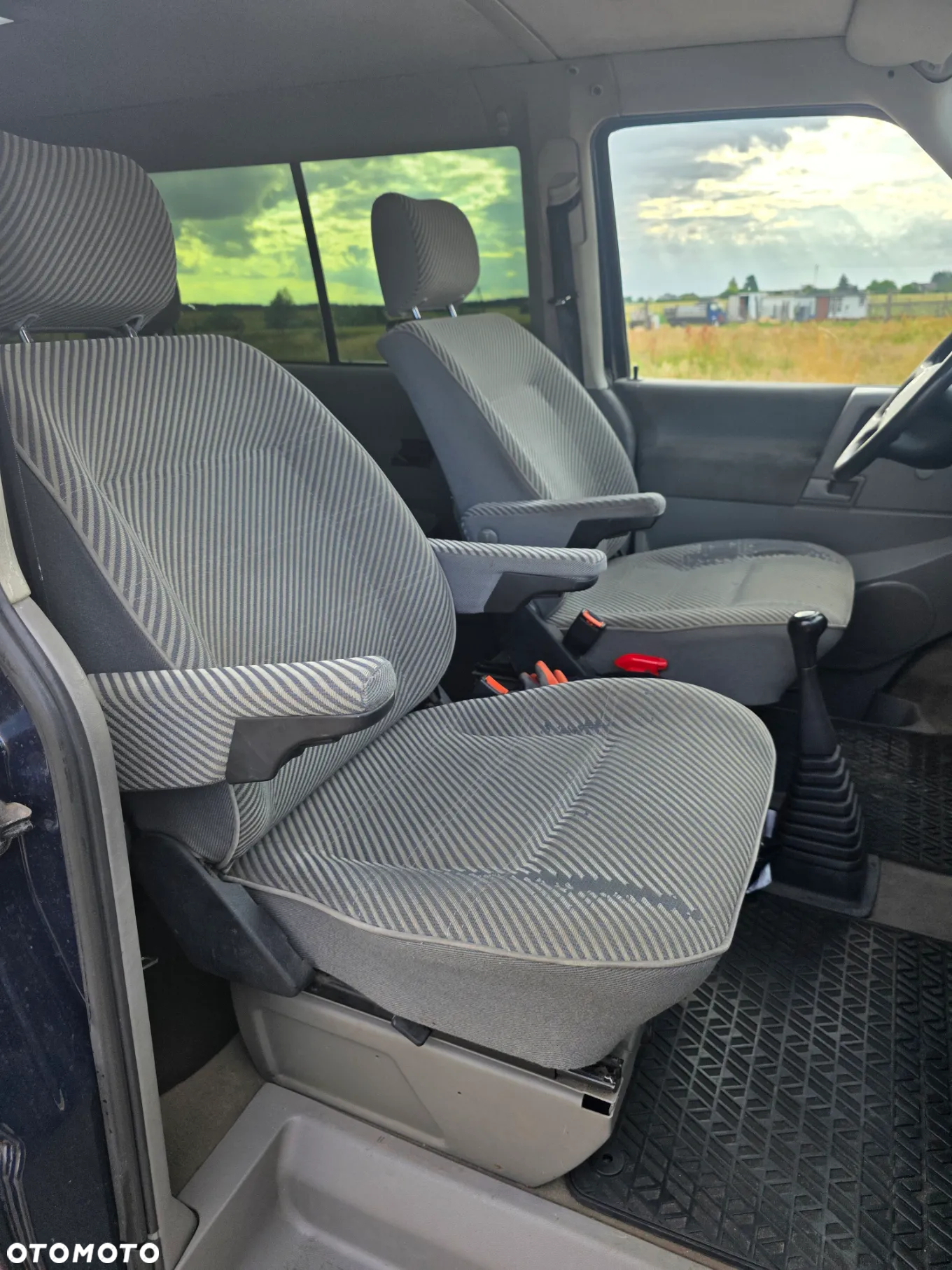 Volkswagen Caravelle - 11