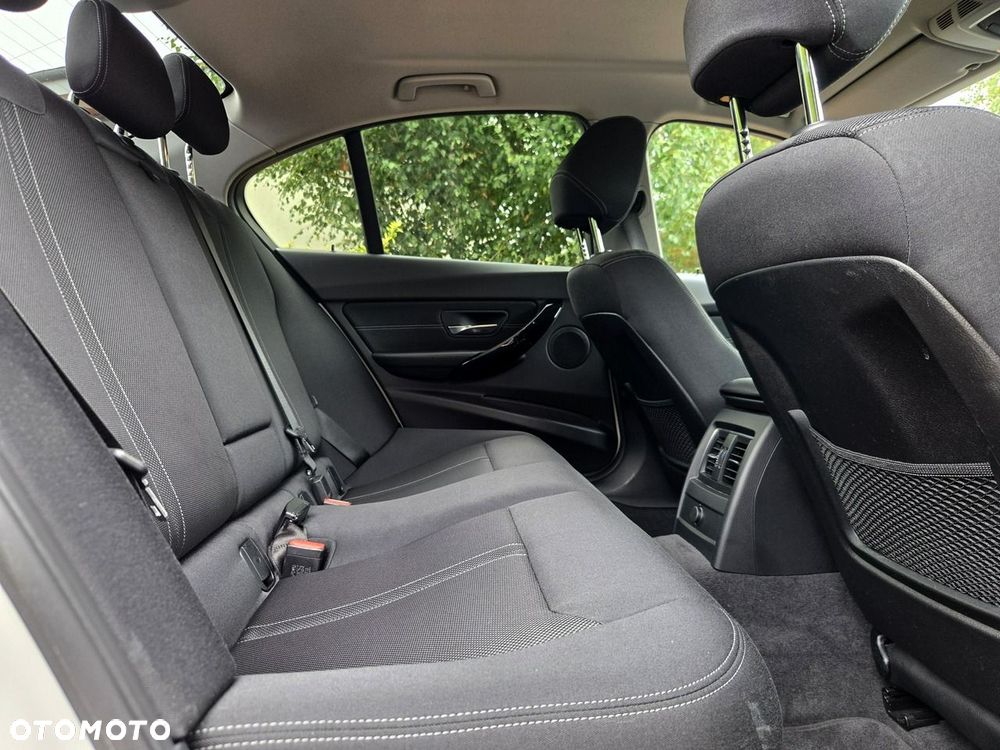 BMW Seria 3 318i - 11