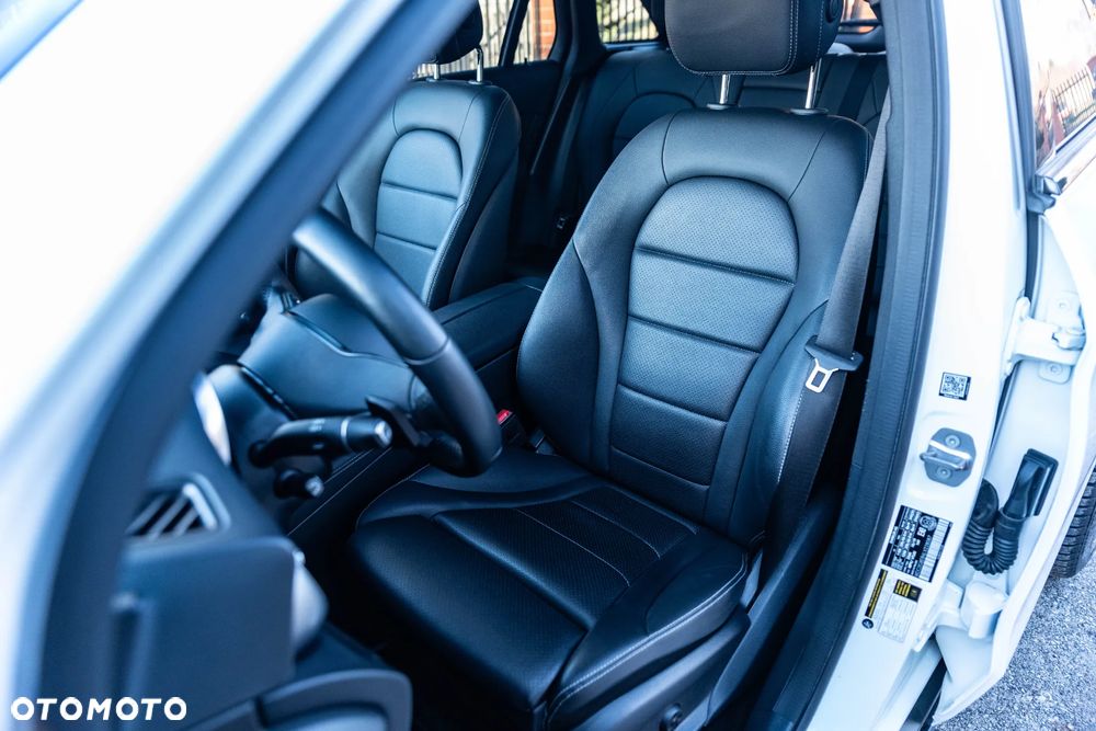 Mercedes-Benz GLC 300 4Matic 9G-TRONIC AMG Line Plus - 22