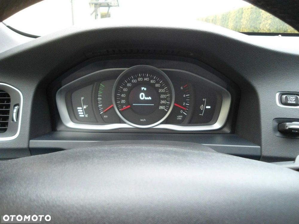Volvo V60 D2 Momentum - 28
