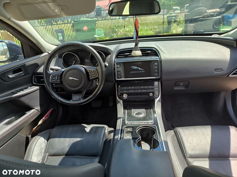 Jaguar XE - 6