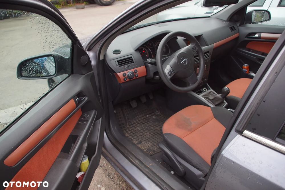 Auto na części - Opel Astra H III 1.7 CDTI 101 KM Z17DTH F23 Z155 2004R Silnik Skrzynia Drzwi Maska Błotnik Zderzak Klapa Lampa Lusterko Klamka Szyba Deska Kokpit Sterownik Moduł Czujnik Licznik Wyświetlacz Panel Kierownica - 10