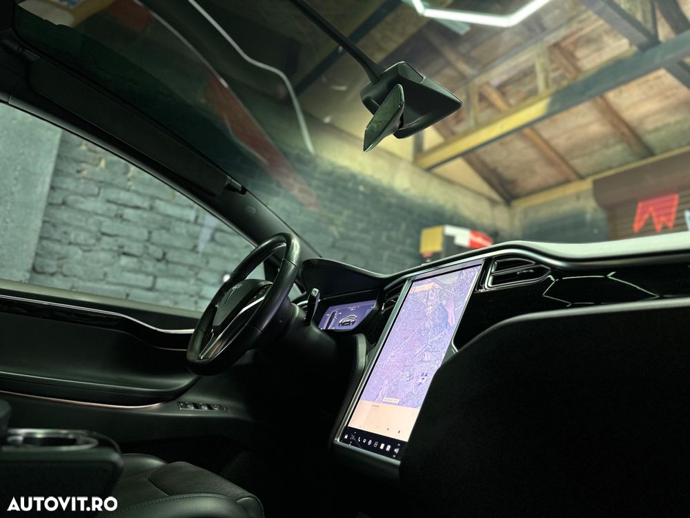 Tesla Model X - 9