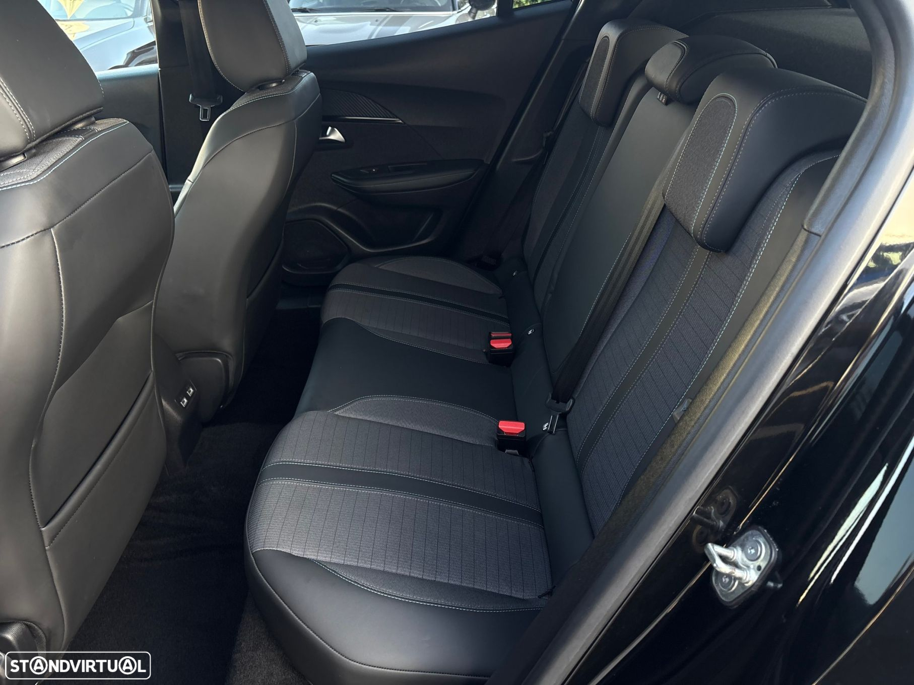 Peugeot e-2008 50 kWh Allure Pack - 29