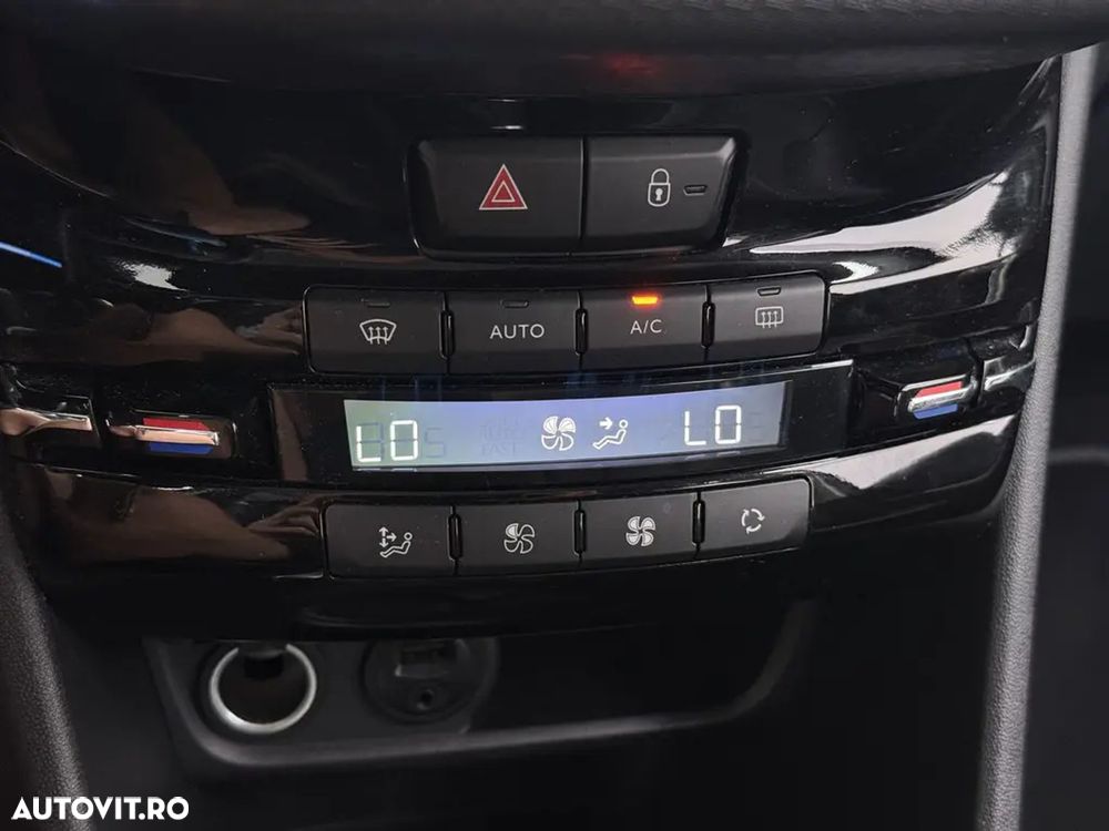 Peugeot 208 - 15