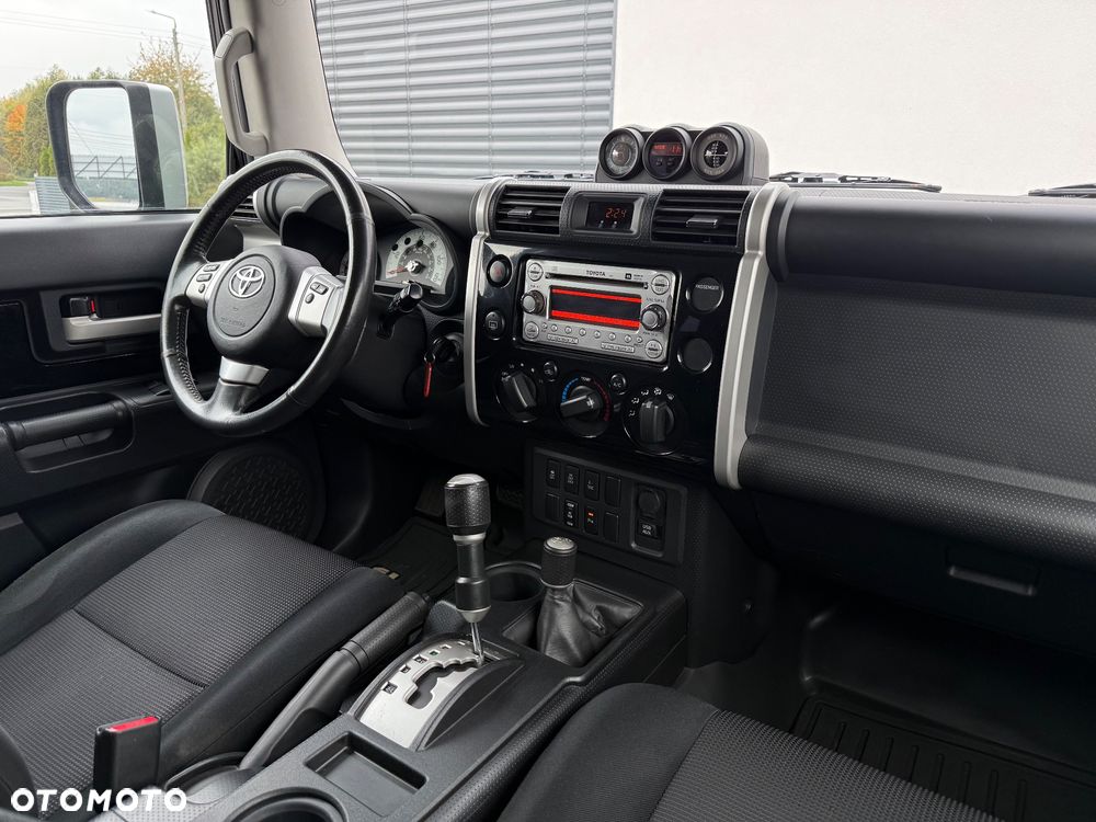 Toyota FJ 2011