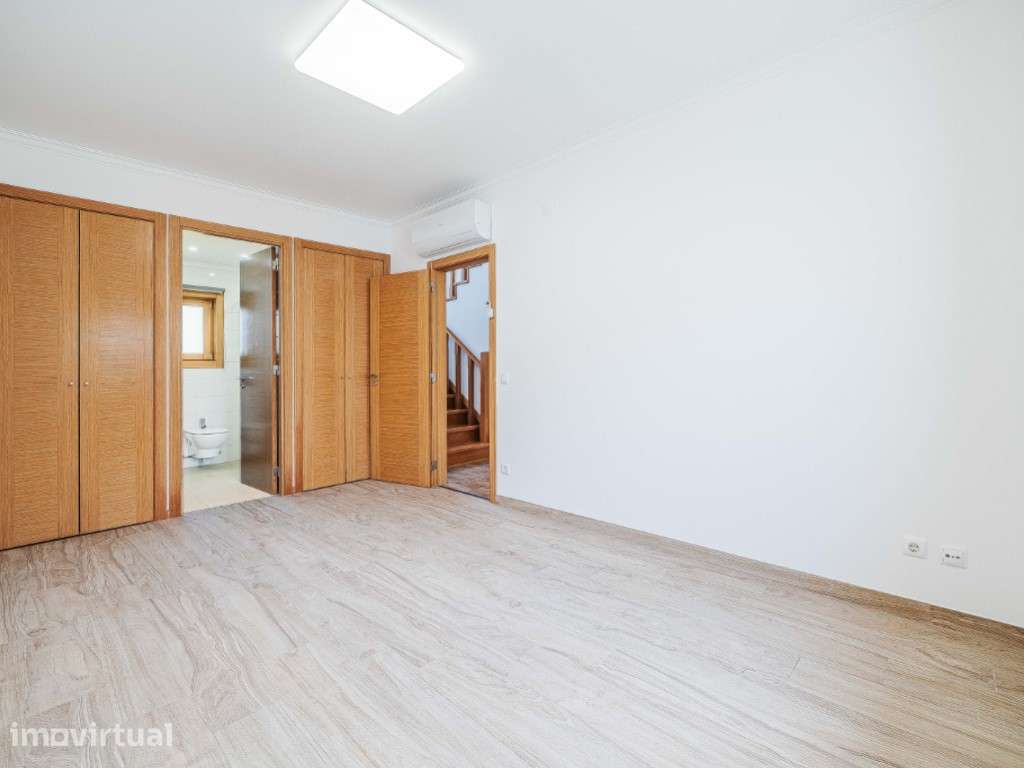Moradia de Luxo T4+1 com Jardim e Garagem em Localização Prime em C... - Grande imagem: 2/60