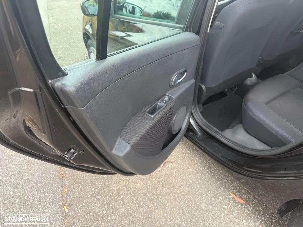 Renault Clio 1.2 16V Confort Dynamique - 11