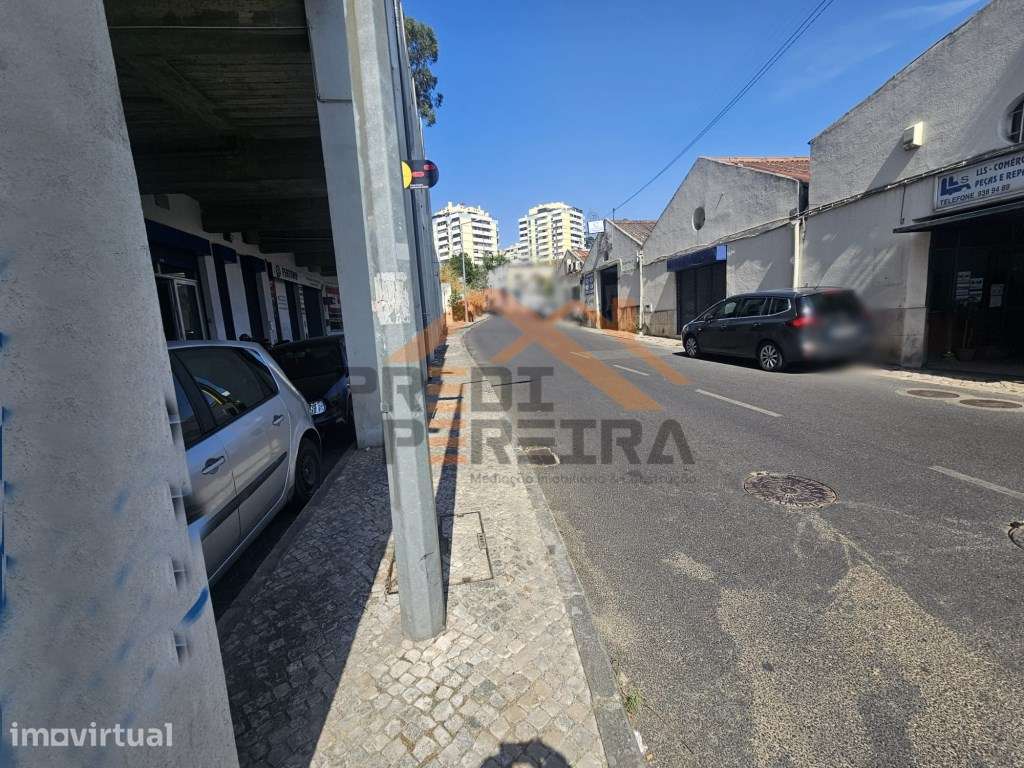 Situada na Póvoa de Santo Adrião, Odivelas, loja/armazém com 73.80 m². - Grande imagem: 3/5