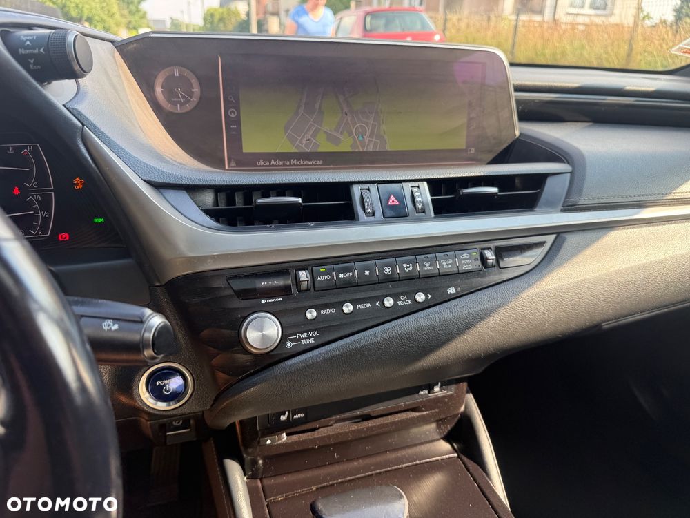 Lexus ES 300h Business Edition + - 37