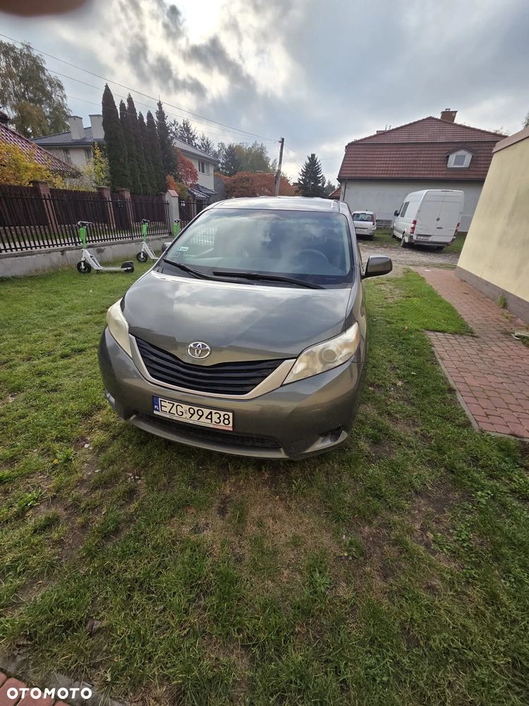 Toyota Sienna 2011 photo 2