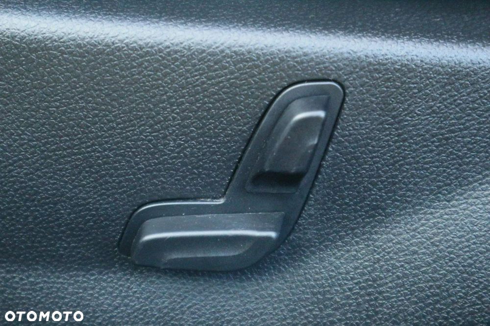 Mercedes-Benz Klasa C 350 BlueEff 4-Matic Avantgarde - 13