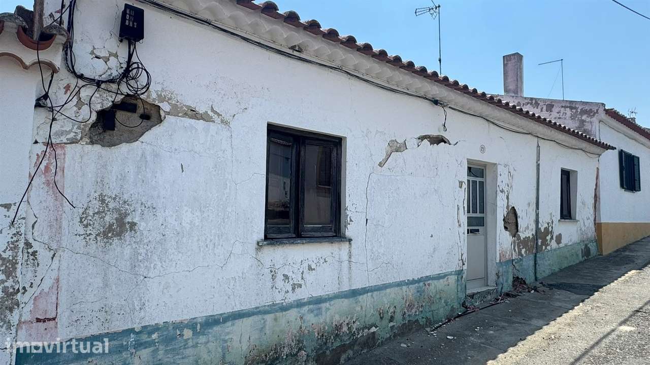Moradia Térrea com 6 divisões para Total Renovação em Casével, Castro - Grande imagem: 4/24