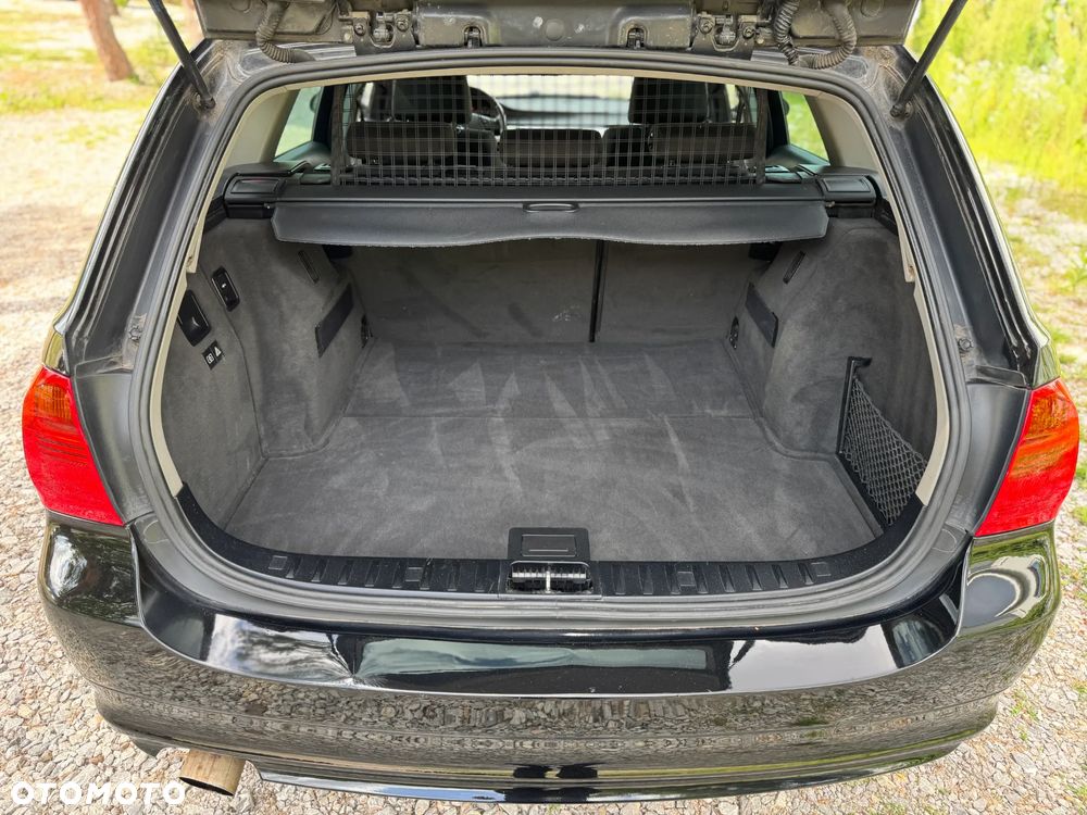 BMW Seria 3 320i Touring - 34