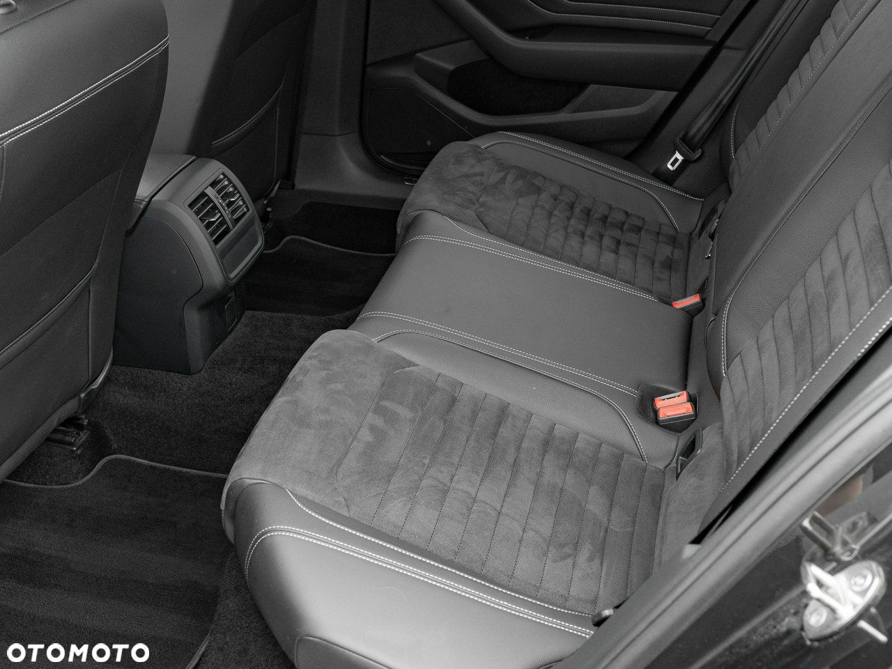 Volkswagen Passat 2.0 TDI Elegance DSG - 24