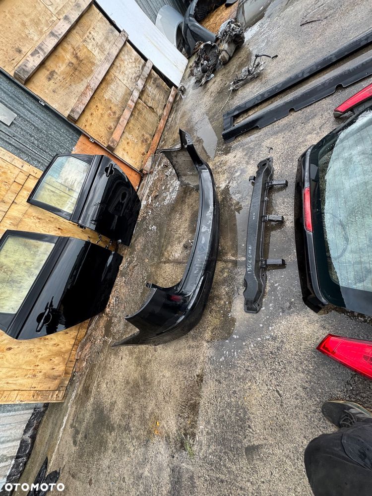 Hyundai i30 kombi kolor 9F czarny czarne   Drzwi tylne tył prawe lewe -500zl szt  Progi lift -150 sztuka   Lampy tył tylnie prawa lewa 150szt   Belka tył tylnia kombi 150sztuka   Zderzak tył tylni lift 450   Klapa bagażnika klapa tył 800zl   Podszybie 100zl   Posiadam wiele części do tego modelu  Szybka wysyłka - 4