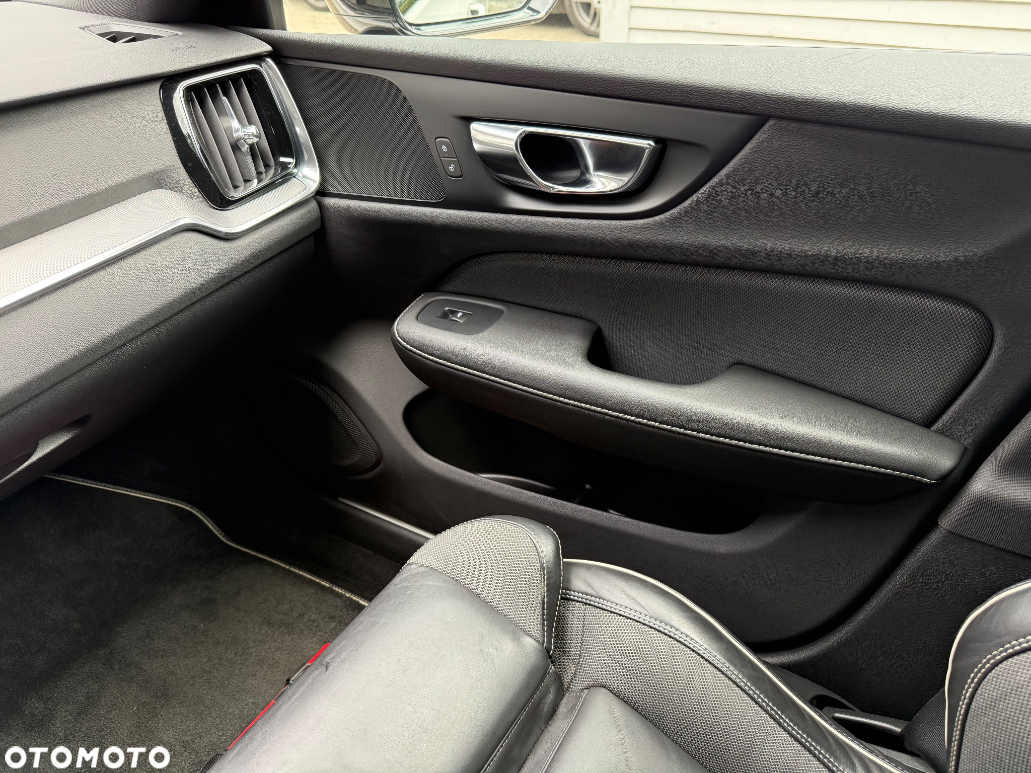 Volvo V60 D3 Drive-E R-Design Momentum - 30