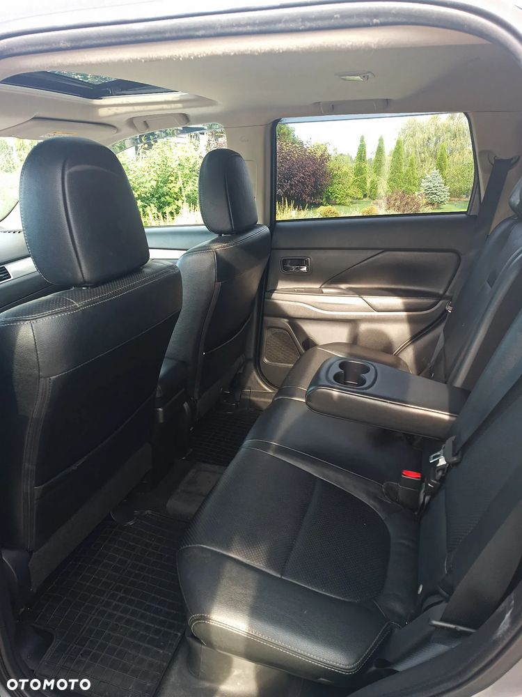 Mitsubishi Outlander Instyle NAVI + - 9