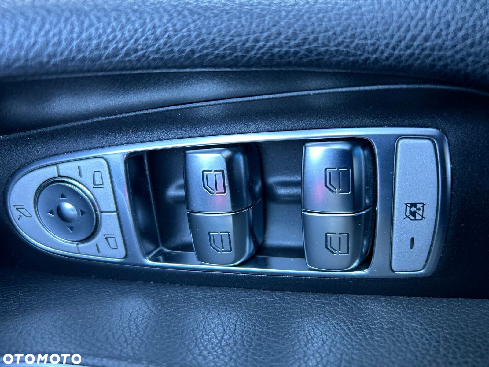 Mercedes-Benz Klasa E 220 d 4-Matic 9G-TRONIC - 25