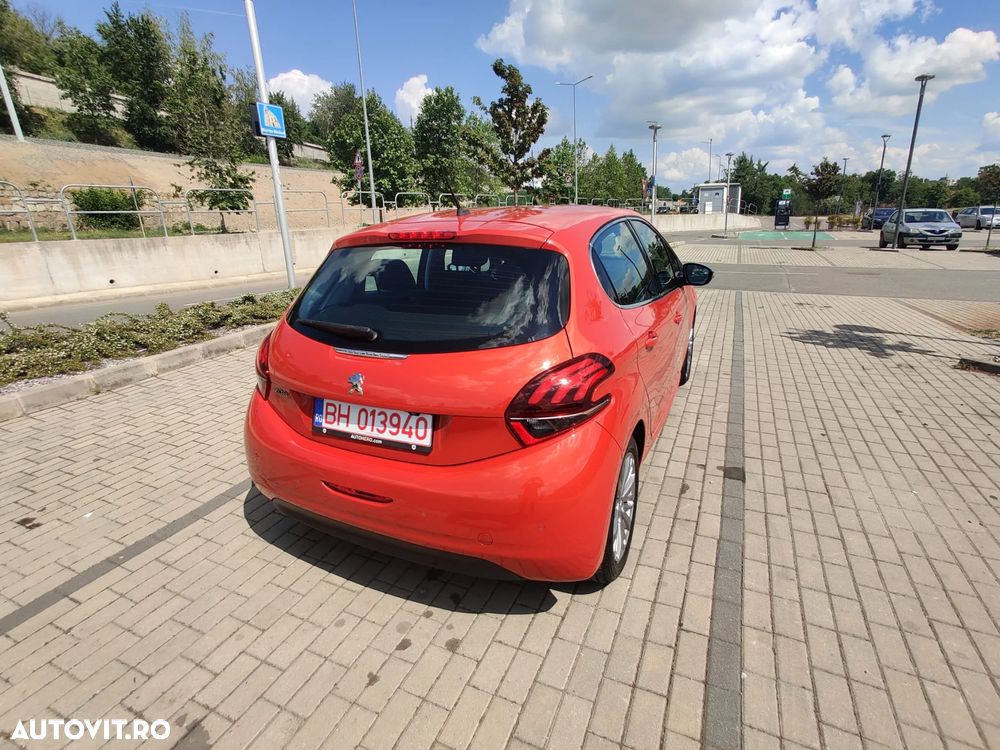 Peugeot 208 1.2 L PureTech Turbo STT Allure - 2