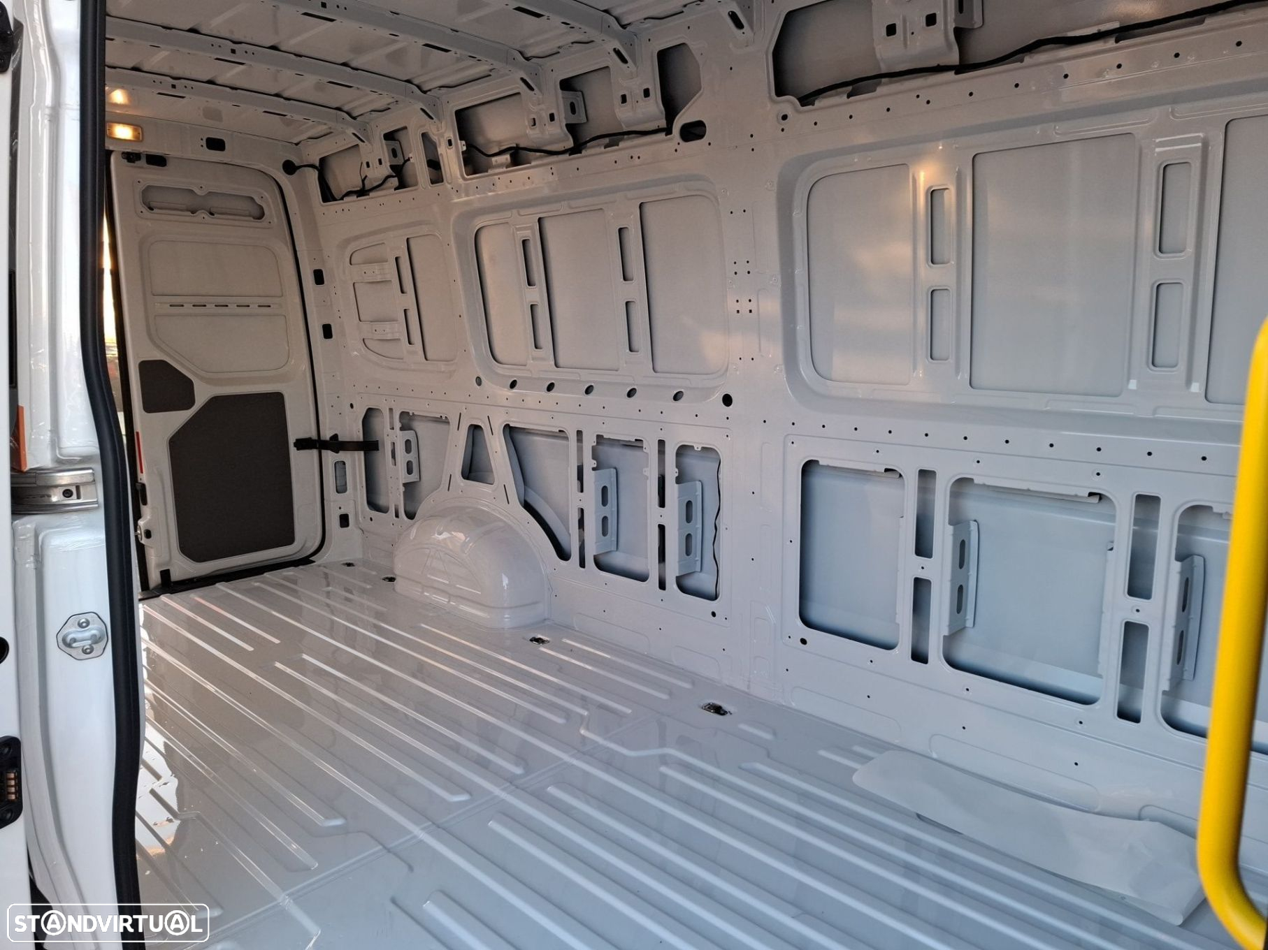 VW Crafter 35 CARGO L4H3 14,4M3 - 22