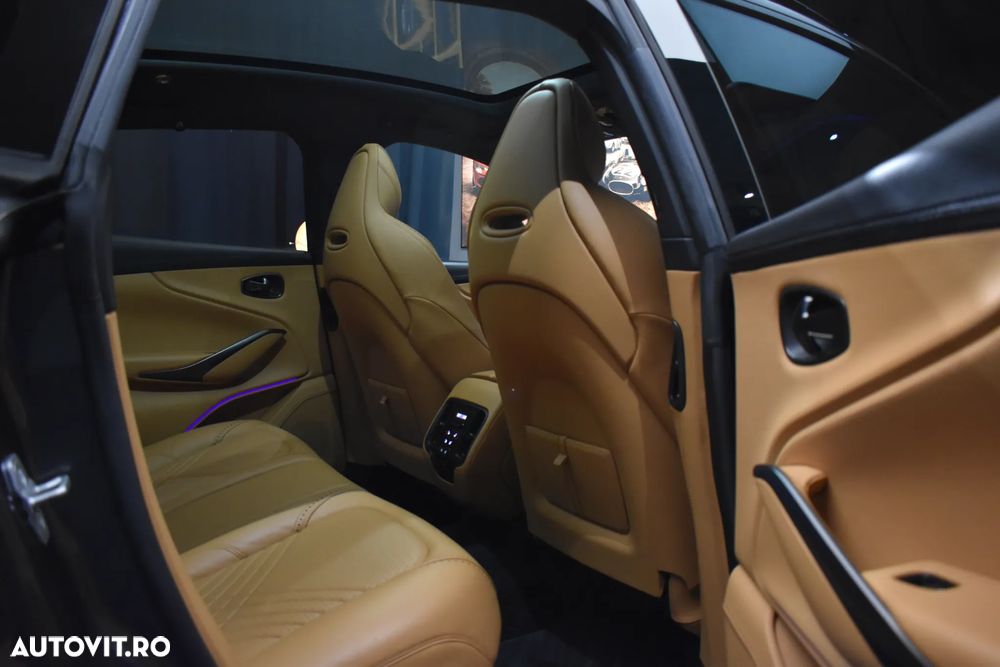 Aston Martin DBX - 7