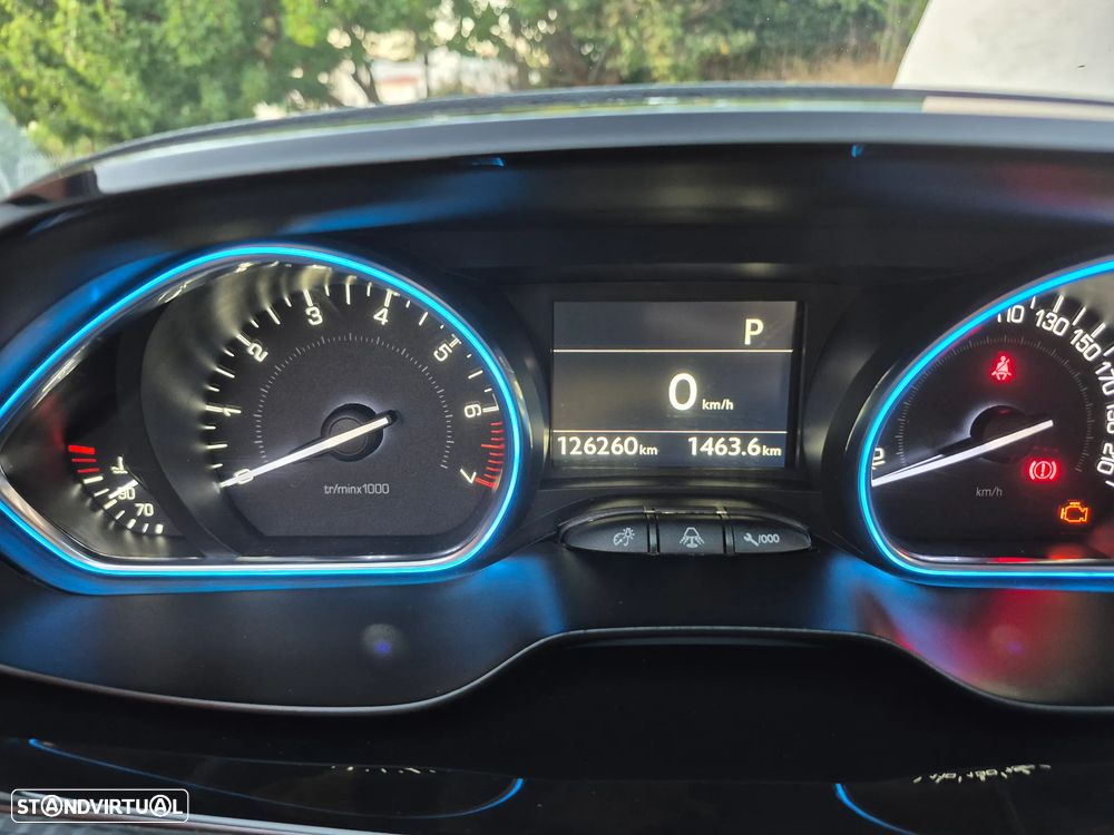 Peugeot 2008 1.2 PureTech Allure EAT6 - 10