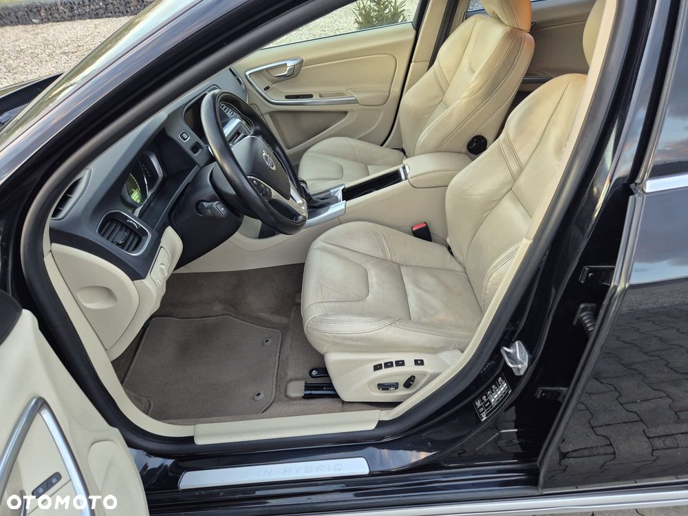 Volvo V60 D6 AWD Plug-in Hybrid Summum - 9