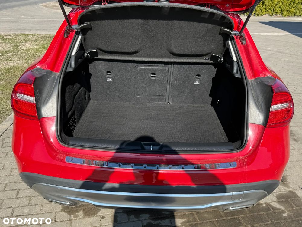 Mercedes-Benz GLA 180 7G-DCT - 34