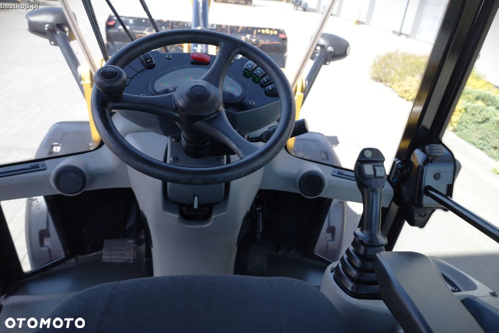 Caterpillar CAT 906M - 25