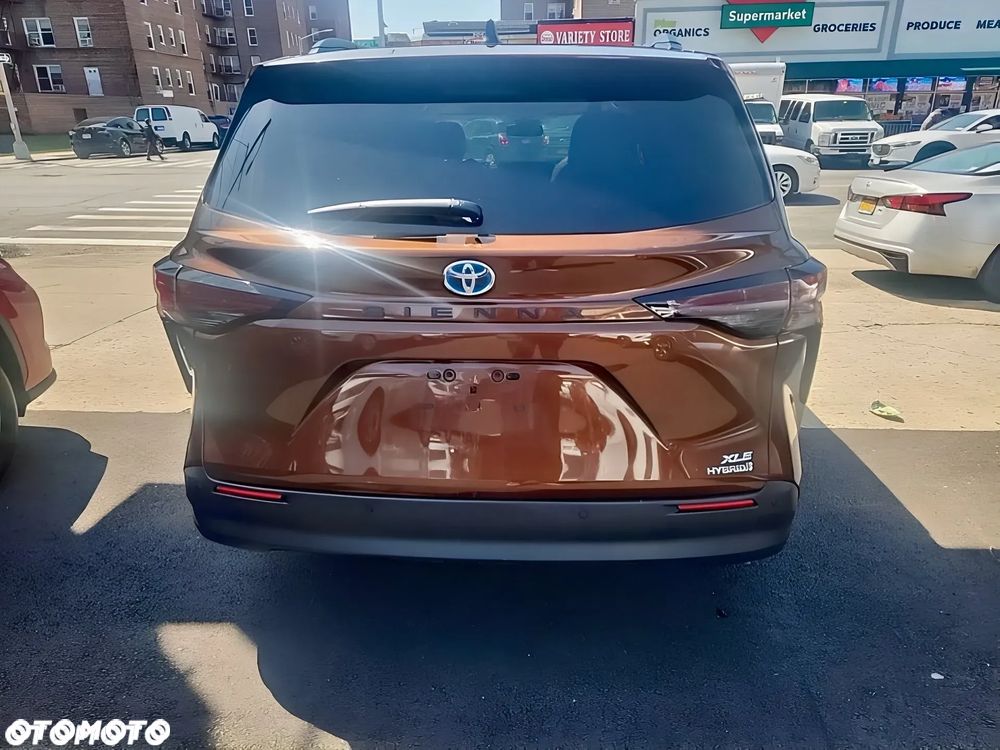 Toyota Sienna - 4