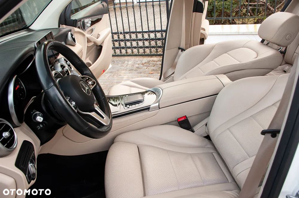 Mercedes-Benz GLC 300 4Matic 9G-TRONIC AMG Line - 29
