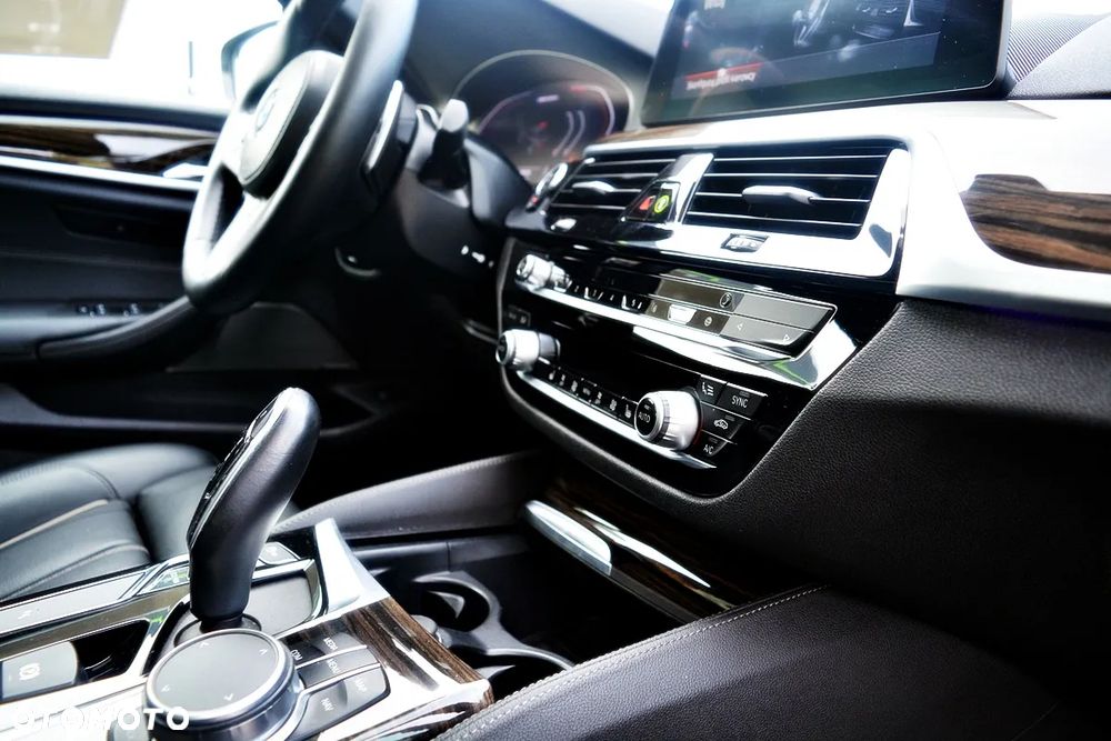 BMW Seria 5 M550i xDrive sport - 25