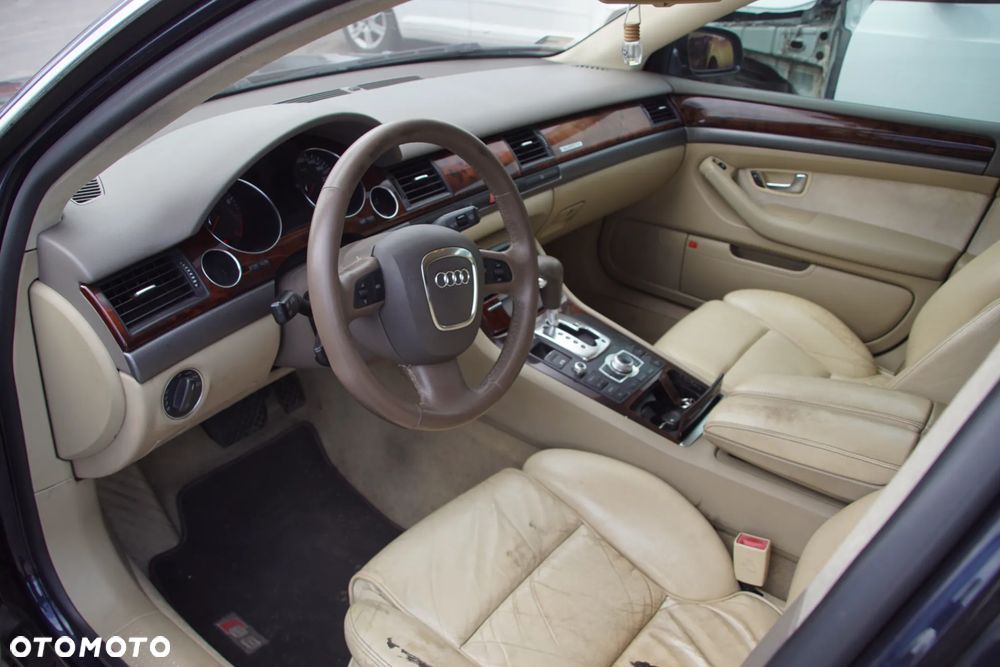 AUDI A8 D3 4.2 335 KM 2005  SILNIK BFM SKRZYNIA HHV  POJAZD NA CZĘŚCI. Tel. 692 106 889 silnik kompletny BFM, blok silnika, głowica lewa, głowica prawa, wał korbowy, wałek rozrządu, wałek ssący, wałek wydechowy, tłoki, korbowody, panewki, pierścienie tłokowe, miska olejowa, pompa oleju, smok olejowy, czujnik poziomu oleju, czujnik ciśnienia oleju, obudowa filtra oleju, chłodnica oleju, korek wlewu oleju, bagnet oleju, pokrywa zaworów lewa, pokrywa zaworów prawa, uszczelka pokrywy zaworów, kolektor ssący, kolektor wydechowy lewy, kolektor wydechowy prawy, przepustnica, listwa wtryskowa, wtryskiwacze, pompa paliwa, kosz pompy paliwa, regulator ciśnienia paliwa, filtr paliwa, przewody paliwowe, zbiornik paliwa, wlew paliwa, korek wlewu paliwa, obudowa filtra powietrza, przepływomierz, rura dolotowa, rezonator dolotu, przewody podciśnienia, zawór podciśnienia, odma, separator oleju, cewki zapłonowe, świece zapłonowe, wiązka silnika, sterownik silnika, moduł zapłonowy, czujnik położenia wału, czujnik położenia wałka rozrządu, czujnik temperatury silnika, czujnik spalania stukowego, czujnik ciśnienia, sonda lambda, alternator, rozrusznik, pompa wody, termostat, obudowa termostatu, chłodnica wody, wentylator chłodnicy lewy, wentylator chłodnicy prawy, obudowa wentylatorów, zbiornik wyrównawczy, korek zbiornika wyrównawczego, przewody chłodnicy, węże układu chłodzenia, nagrzewnica, przewody nagrzewnicy, koło pasowe wału, rolka prowadząca, rolka napinacza, napinacz paska, pasek osprzętu, łapa silnika lewa, łapa silnika prawa, poduszka silnika lewa, poduszka silnika prawa, osłona silnika górna, osłona silnika dolna, skrzynia biegów HHV, sterownik skrzyni biegów, mechatronika skrzyni, konwerter skrzyni biegów, sprzęgło hydrokinetyczne, miska skrzyni biegów, chłodnica oleju skrzyni, przewody oleju skrzyni, wybierak biegów, lewarek zmiany biegów, linka wybieraka, poduszka skrzyni biegów, łapa skrzyni biegów, wał napędowy, podpora wału, przegub wału, skrzynia rozdzielcza, reduktor, dyferencjał przedni, dyferencjał tylny, most przedni, most tylny, półoś przednia lewa, półoś przednia prawa, półoś tylna lewa, półoś tylna prawa, przegub zewnętrzny, przegub wewnętrzny, flansza napędowa, piasta przednia lewa, piasta przednia prawa, piasta tylna lewa, piasta tylna prawa, łożysko koła przednie, łożysko koła tylne, sanki przednie, sanki tylne, belka przednia, belka tylna, amortyzator przedni lewy, amortyzator przedni prawy, amortyzator tylny lewy, amortyzator tylny prawy, miech pneumatyczny przedni lewy, miech pneumatyczny przedni prawy, miech pneumatyczny tylny lewy, miech pneumatyczny tylny prawy, kolumna pneumatyczna przednia lewa, kolumna pneumatyczna przednia prawa, kompresor zawieszenia, pompa zawieszenia, sterownik zawieszenia, blok zaworowy zawieszenia, czujnik poziomowania, zbiornik powietrza zawieszenia, przewody pneumatyczne, wahacz przedni górny lewy, wahacz przedni górny prawy, wahacz przedni dolny lewy, wahacz przedni dolny prawy, wahacz tylny lewy, wahacz tylny prawy, zwrotnica przednia lewa, zwrotnica przednia prawa, zwrotnica tylna lewa, zwrotnica tylna prawa, stabilizator przedni, stabilizator tylny, łącznik stabilizatora lewy, łącznik stabilizatora prawy, drążek kierowniczy lewy, drążek kierowniczy prawy, końcówka drążka lewa, końcówka drążka prawa, maglownica, przekładnia kierownicza, pompa wspomagania, zbiornik płynu wspomagania, przewody wspomagania, kolumna kierownicza, krzyżak kolumny kierowniczej, zacisk hamulcowy przedni lewy, zacisk hamulcowy przedni prawy, zacisk hamulcowy tylny lewy, zacisk hamulcowy tylny prawy, jarzmo zacisku przednie, jarzmo zacisku tylne, tarcza hamulcowa przednia lewa, tarcza hamulcowa przednia prawa, tarcza hamulcowa tylna lewa, tarcza hamulcowa tylna prawa, klocki hamulcowe, pompa hamulcowa, serwo hamulcowe, moduł ABS, pompa ABS, czujnik ABS przedni, czujnik ABS tylny, przewód hamulcowy, linka hamulca postojowego, silniczek hamulca postojowego, sterownik hamulca postojowego, felga aluminiowa, koło kompletne, śruba koła, dekielek felgi, czujnik ciśnienia opony, zderzak przedni, zderzak tylny, belka zderzaka przedniego, belka zderzaka tylnego, absorber zderzaka, kratka zderzaka lewa, kratka zderzaka prawa, grill przedni, atrapa chłodnicy, ramka grilla, emblemat Audi, emblemat A8, maska, zawias maski lewy, zawias maski prawy, zamek maski, linka otwierania maski, siłownik maski, błotnik przedni lewy, błotnik przedni prawy, nadkole przednie lewe, nadkole przednie prawe, nadkole tylne lewe, nadkole tylne prawe, drzwi przednie lewe, drzwi przednie prawe, drzwi tylne lewe, drzwi tylne prawe, klamka zewnętrzna przednia lewa, klamka zewnętrzna przednia prawa, klamka zewnętrzna tylna lewa, klamka zewnętrzna tylna prawa, klamka wewnętrzna, zamek drzwi przednich, zamek drzwi tylnych, zawias drzwi, ogranicznik drzwi, mechanizm szyby przedni lewy, mechanizm szyby przedni prawy, mechanizm szyby tylny lewy, mechanizm szyby tylny prawy, silniczek szyby, szyba drzwi przednia lewa, szyba drzwi przednia prawa, szyba drzwi tylna lewa, szyba drzwi tylna prawa, szyba przednia, szyba tylna, szyba boczna lewa, szyba boczna prawa, uszczelka drzwi, uszczelka szyby, listwa drzwi, listwa progowa, listwa chromowana, próg lewy, próg prawy, dach, podszybie, pas przedni, wzmocnienie czołowe, osłona pod silnik, osłona podwozia, osłona nadkola, klapa bagażnika, zamek klapy bagażnika, zawias klapy bagażnika, siłownik klapy bagażnika, mechanizm domykania klapy, lusterko lewe, lusterko prawe, wkład lusterka lewy, wkład lusterka prawy, silniczek lusterka, kierunkowskaz lusterka, reflektor przedni lewy, reflektor przedni prawy, lampa tylna lewa, lampa tylna prawa, lampa klapy lewa, lampa klapy prawa, kierunkowskaz przedni, światło przeciwmgielne lewe, światło przeciwmgielne prawe, przetwornica xenon, żarnik xenon, moduł reflektora, sterownik poziomowania lamp, spryskiwacz reflektora lewy, spryskiwacz reflektora prawy, zbiornik płynu spryskiwaczy, pompka spryskiwaczy, dysza spryskiwacza, mechanizm wycieraczek, silnik wycieraczek, ramię wycieraczki lewe, ramię wycieraczki prawe, fotel kierowcy, fotel pasażera, kanapa tylna, oparcie tylnej kanapy, zagłówek przedni, zagłówek tylny, podłokietnik przedni, podłokietnik tylny, stelaż fotela, silniczek fotela, sterownik fotela, mata grzewcza fotela, boczek drzwi przedni lewy, boczek drzwi przedni prawy, boczek drzwi tylny lewy, boczek drzwi tylny prawy, deska rozdzielcza, konsola środkowa, tunel środkowy, schowek pasażera, kierownica, poduszka kierownicy, manetka kierunkowskazów, manetka wycieraczek, taśma kierownicy, licznik, zegary, wyświetlacz centralny, ekran nawigacji, radio, jednostka multimedialna, zmieniarka płyt, wzmacniacz audio, głośnik przedni, głośnik tylny, subwoofer, antena radiowa, moduł nawigacji, panel klimatyzacji, kratka nawiewu lewa, kratka nawiewu prawa, kratka nawiewu środkowa, dmuchawa nawiewu, rezystor dmuchawy, silniczek klapy nawiewu, parownik klimatyzacji, skraplacz klimatyzacji, osuszacz klimatyzacji, sprężarka klimatyzacji, - 12