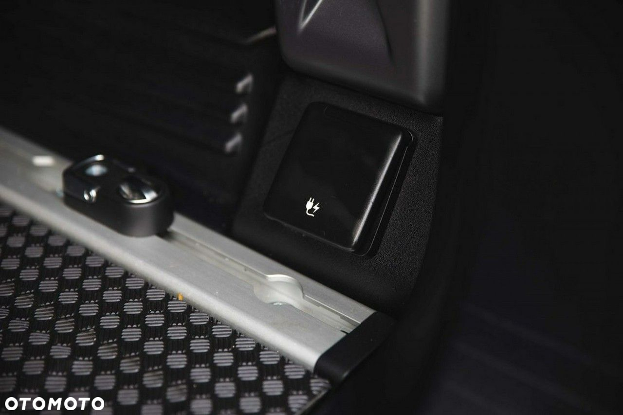 Land Rover Defender - 35